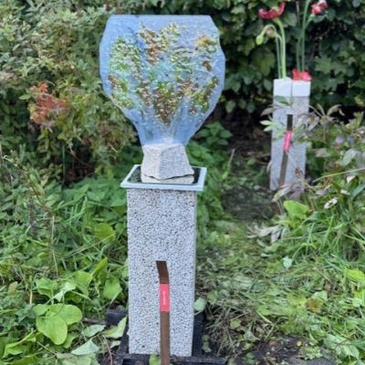 Ulla Hultberg "Höst” detalj Genom glasets genomskinlighet fångar jag naturens färger, skiftningar och ljus. Naturens bridge är ett naturligt tema för mig. Motiv som som vatten, landskap och växlighet fascinerar. Teknik Glasfusing eller glas gjutning format i glasugn. Oftast arbetar jag med vanligt fönsterglas, färgpigment och glaskross. Genom att bearbeta underlaget får jag fram strukturer.