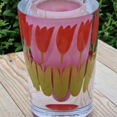 Vas med tulpaner Lioba Maria Solga Tulpaner växer i en trädgård och behöver en vas när de plockas. När de har vissnat finns det fortfarande ett minne av blomsterprakten kvar.