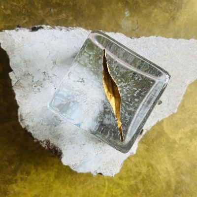 Jeanette Karsten ” Joy of life” , with golden leaf’ Fågeln kommer med den lilla kvisten som gåva som symbol för hopp, fred, lycka, glädje och vänskap. Symbol ovansida- Material: Gjutet glas, håndmåleri, gravyr, metall Podie: oregelbunden kalksten från Burgsvik på Gotland Mått: ca 20 cm x 10 cm. Höjd 2 cm. Teknik: Hyttformat glas med handgraverat m. färg. Signerad Jeanette karsten unik