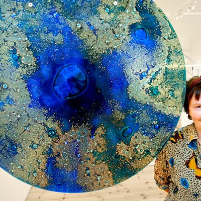 Åsa Brandt gjorde Torshälla till ett centrum för studioglas med sin egen glashytta och sitt galleri, Brandt Contemporary Glass, där många av de främsta glaskonstnärerna i världen ställde ut under åren runt millennieskiftet.Foto: Mikael Andersson
