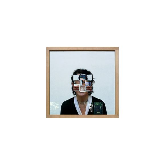 .Titel: Trompe l’œil, eller Bedraga ögat. Ur serien 'Optiska Fenomen som Arkitektoniska Element’, som Carlgren utvecklat för att påvisa glasets skiftande optiska egenskaper. I serien ingår även Kalejdoskop och Upp- och nedvända världen. Material: Genomskinligt planglas, ram av lärkträ, levande modell. Mått: 55x55x2 cm Design, utförande, foto: Anna Carlgren