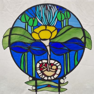 Online, Eva Helin. Med mitt verk ” Online”, vill jag visa hur sammanvuxna vi är med vår omgivningen, naturen.  Vi föds ur och in i den. Naturen klarar sig utan oss men vi överlever inte utan den.     Verket har inspirerats av Arts and Crafts rörelsen, ur människans förhållande och förståelse av naturen i sitt skapande.      Matrial: munblåst planglas  Metod: kopparfolieteknik  Storlek: 30 cm